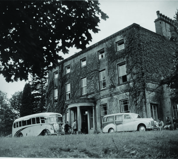 vintage-bus-and-car-outside-hall-300dpi-1